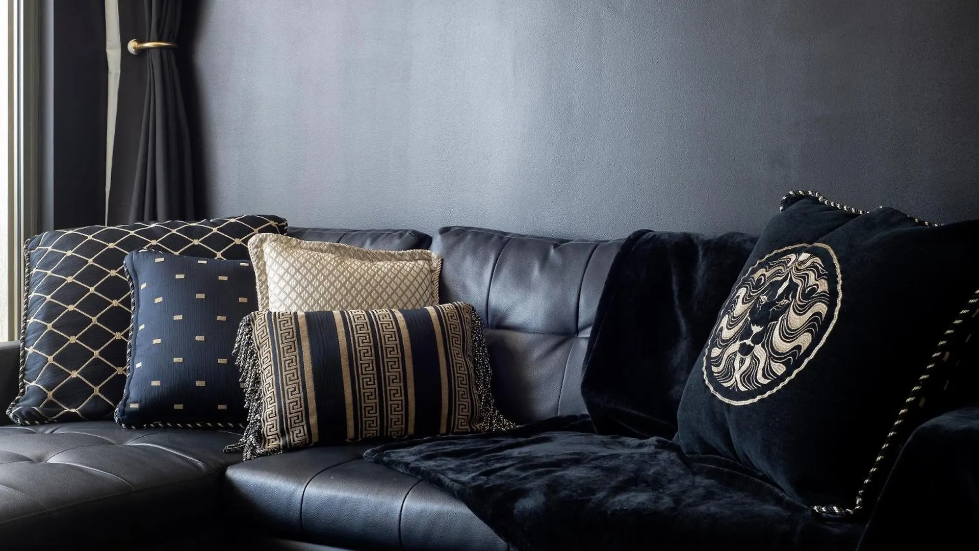 Hotel Designer - Versace On View *