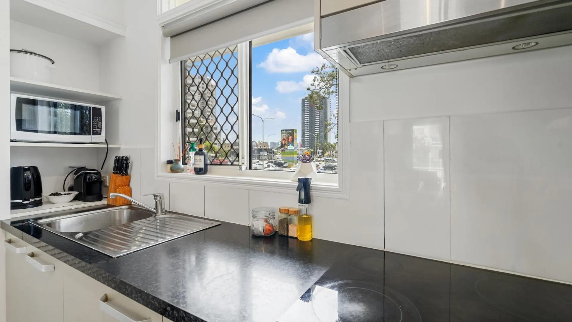 The Midtown - Modern Oasis With Ev Charging Pool Netflix Apartment *