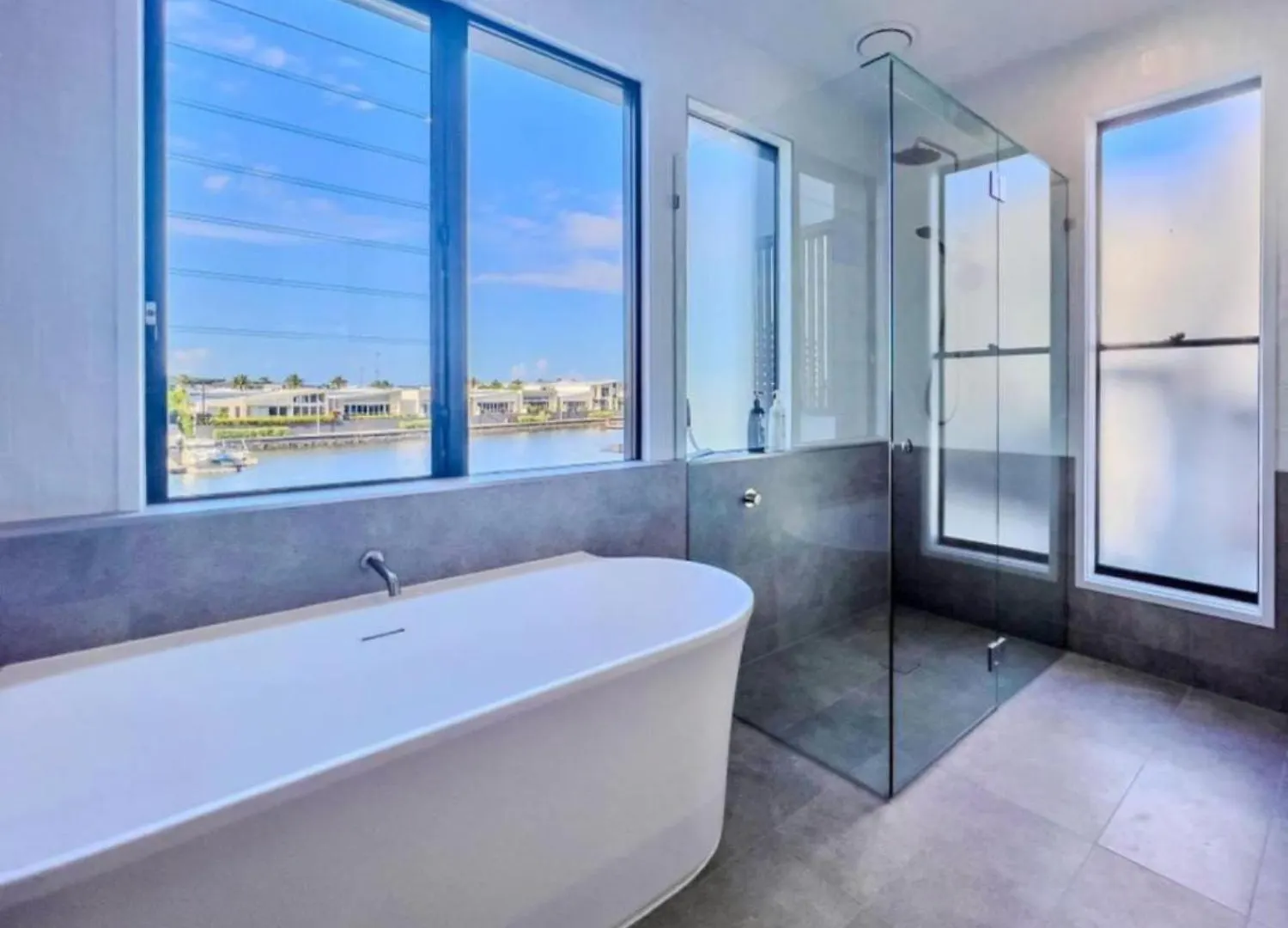 Tranquil Waterside Elegance Ferienhaus