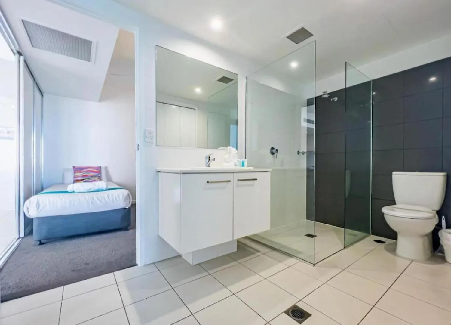 Ocean Whisper Broadbeach * Gold Coast