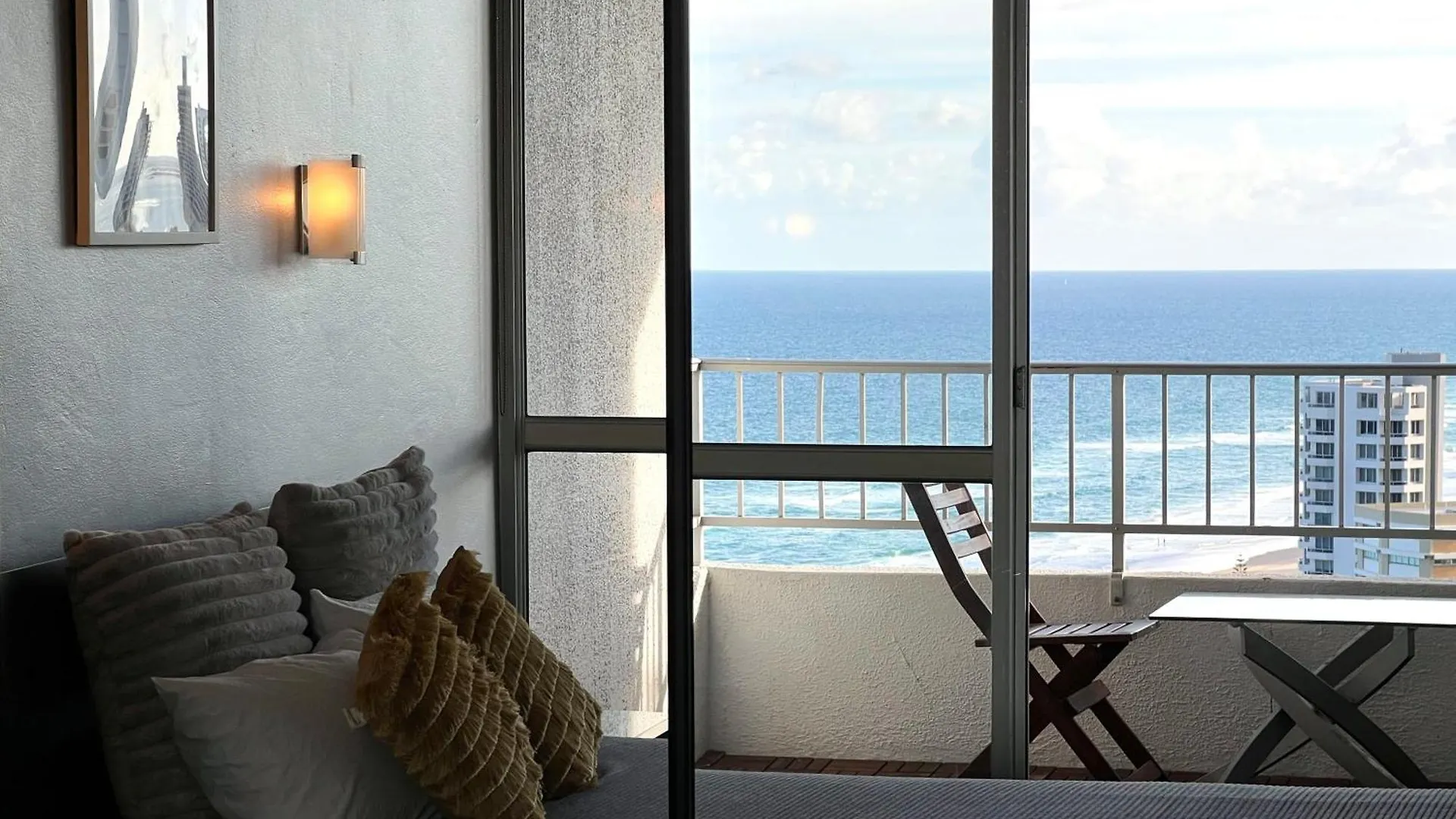 High Level Spacious Ocean View At Surfers