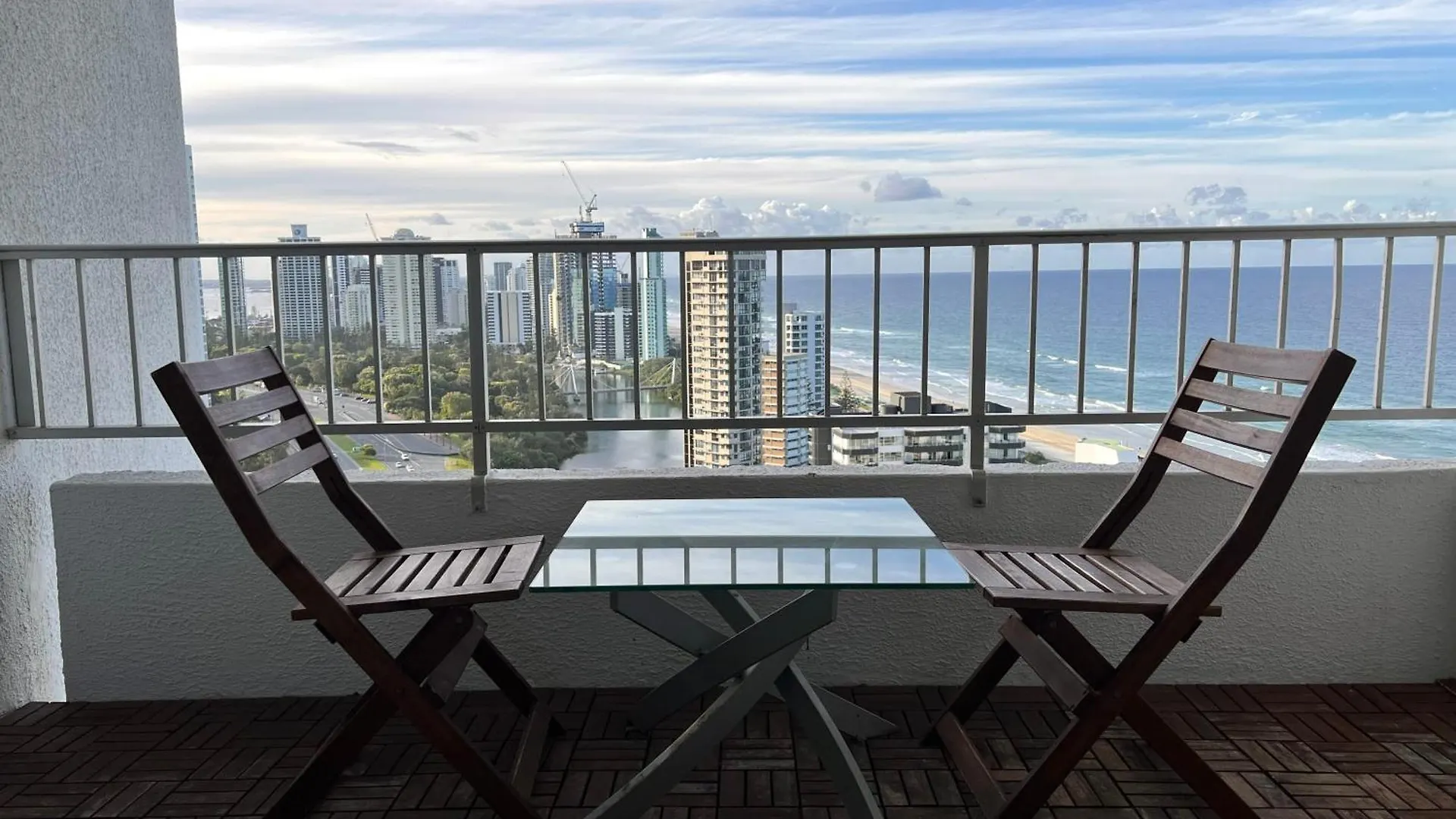 High Level Spacious Ocean View At Surfers