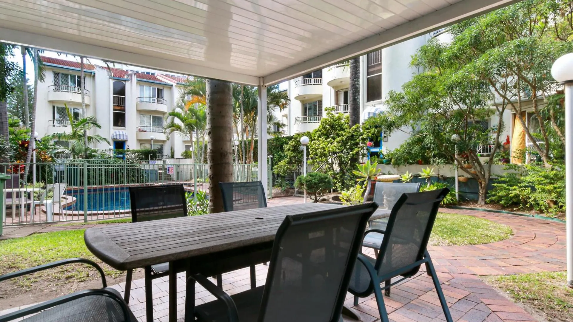 Apartment Superb 1 Bedroom Near The