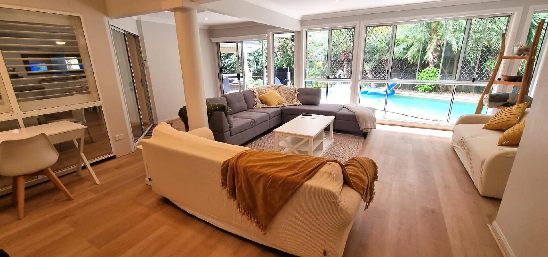6 Bedroom House With Pool Holiday home