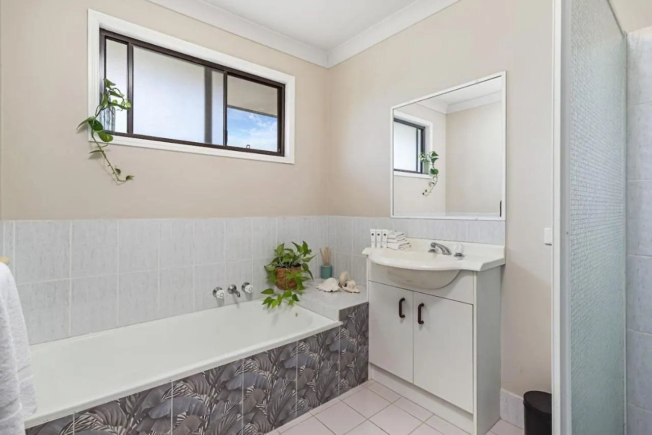 Riverfront Oasis In Elanora Holiday home