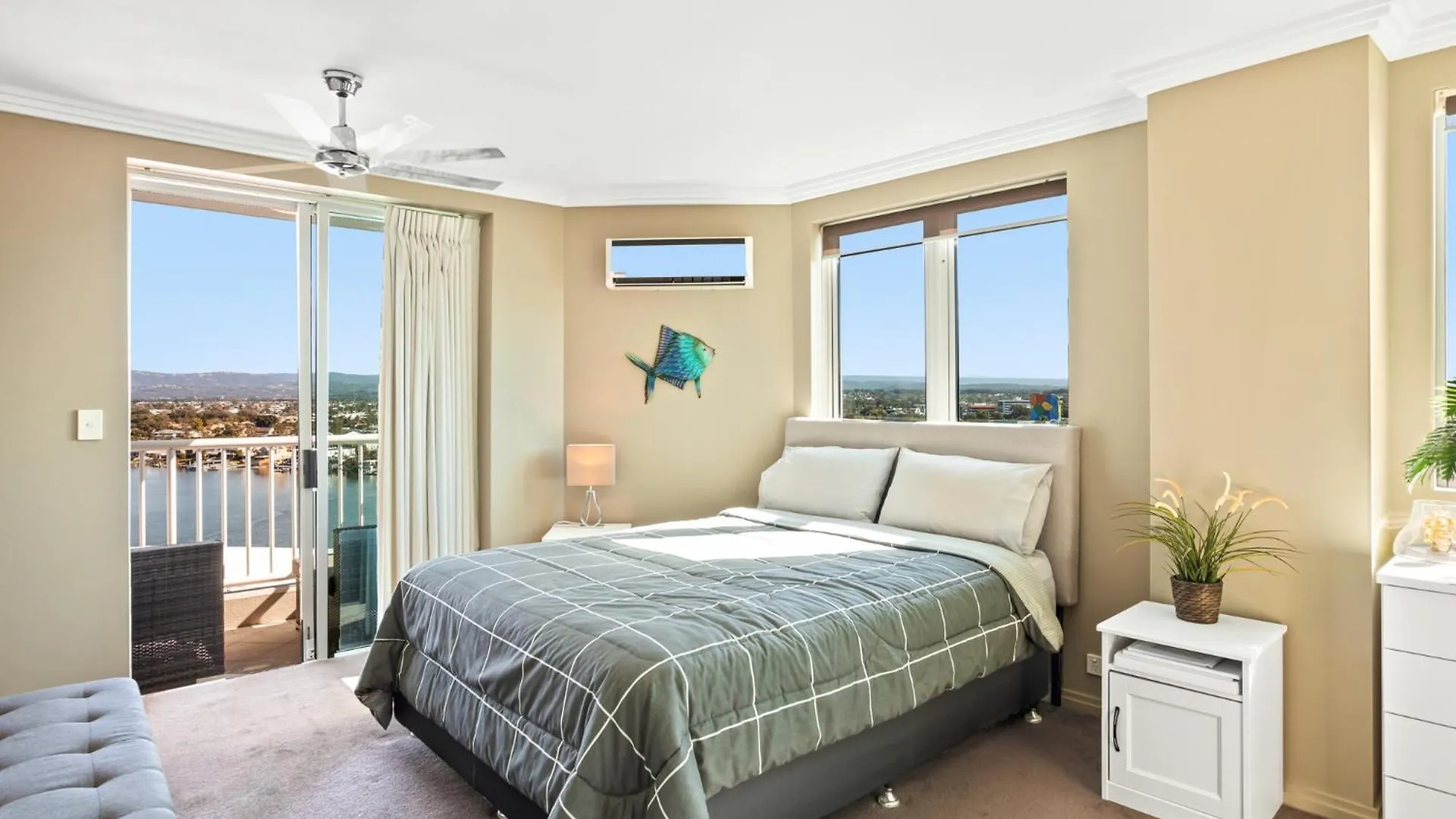 Superior Penthouse In Surfers Paradise On The *