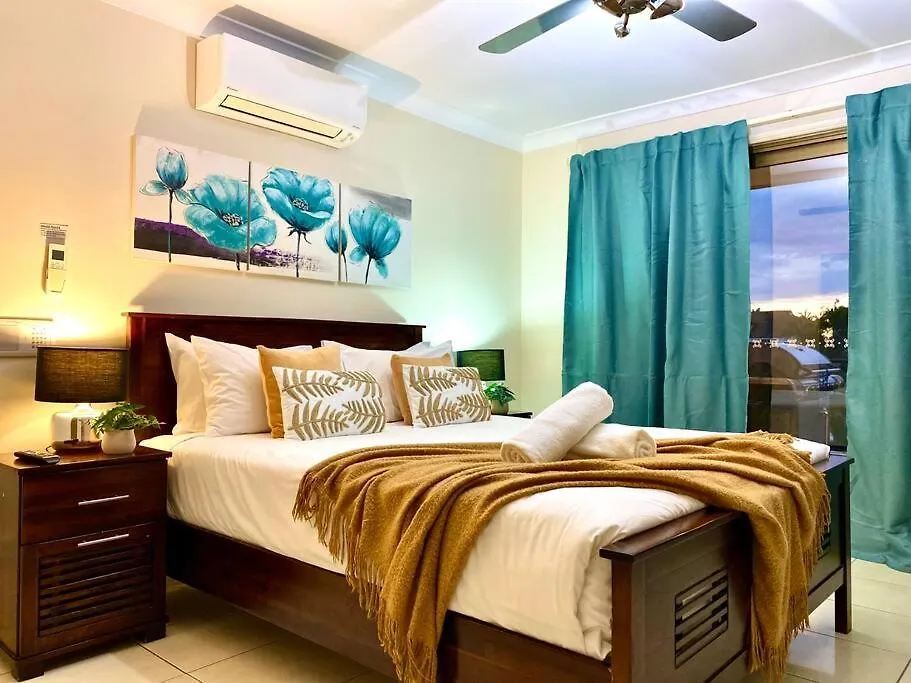 Villa Waterfront Family House With Pool, Bbq