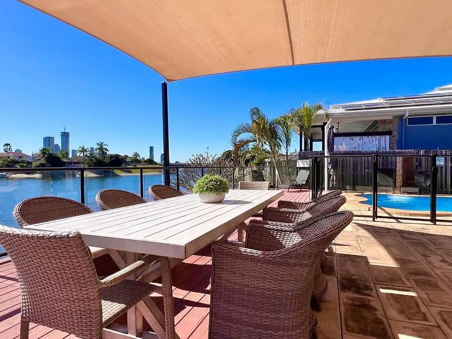 Villa Waterfront Family House With Pool, Bbq