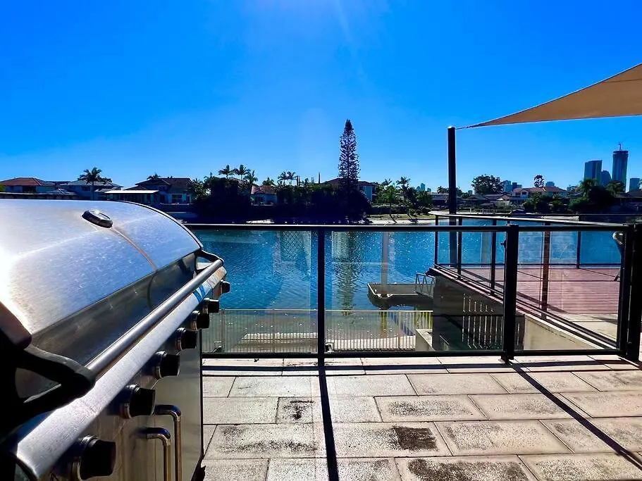 Villa Waterfront Family House With Pool, Bbq