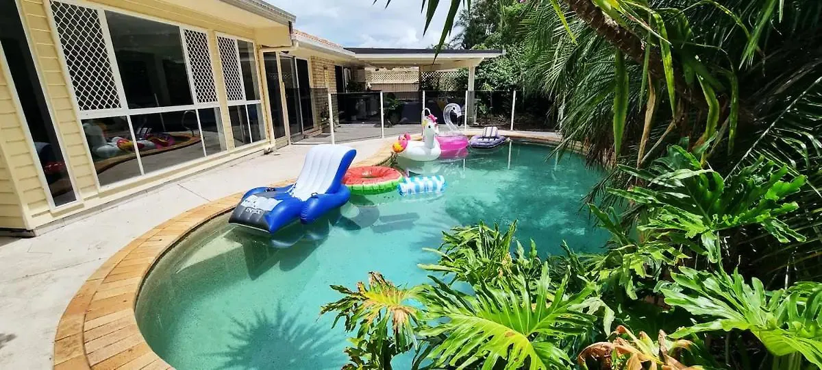 6 Bedroom House With Pool