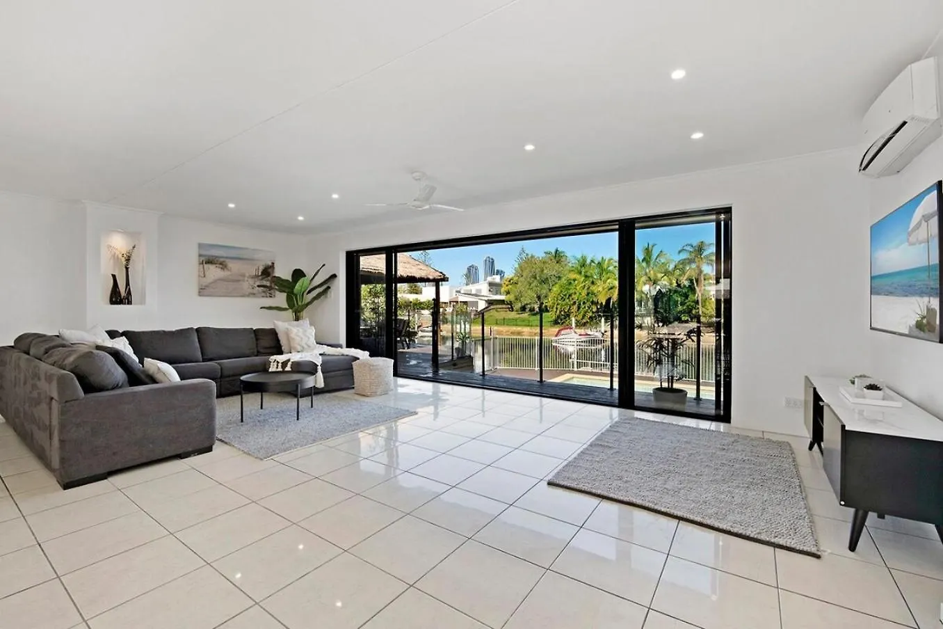 Sandy Shores - Large Family Retreat Holiday home