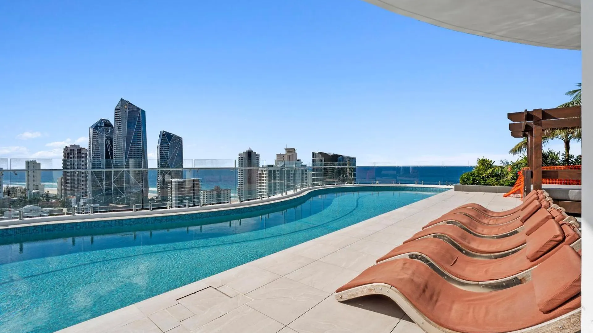 Modern 2-bedroom Private On Floor In Broadbeach *