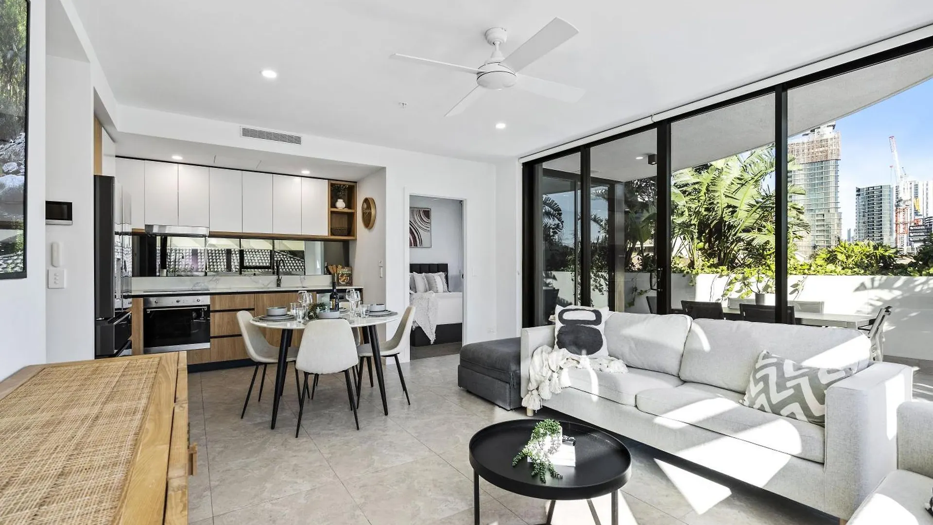 Modern 2-bedroom Private On Floor In Broadbeach Apartment Gold Coast