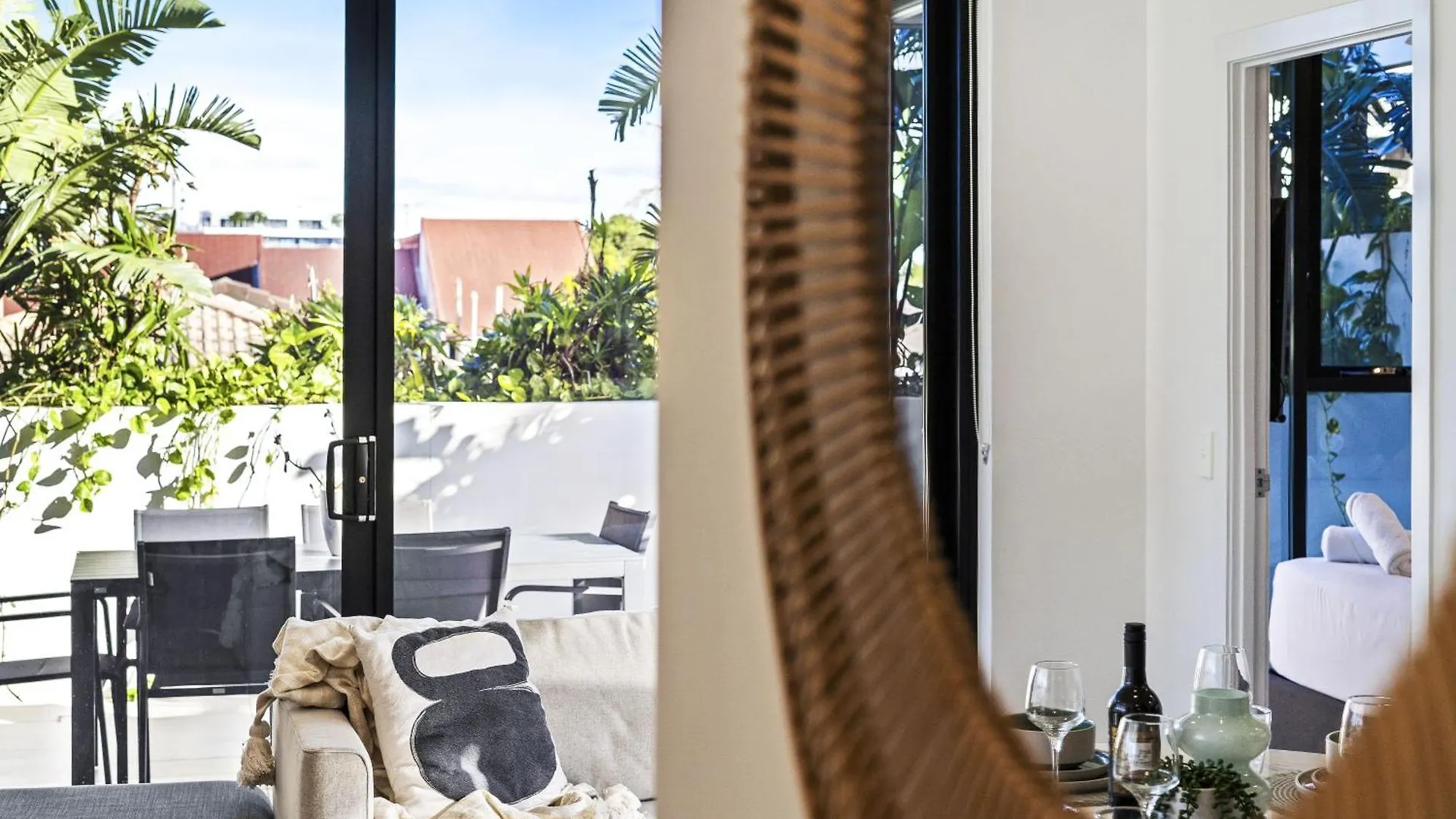 Modern 2-bedroom Private On Floor In Broadbeach Apartment Gold Coast