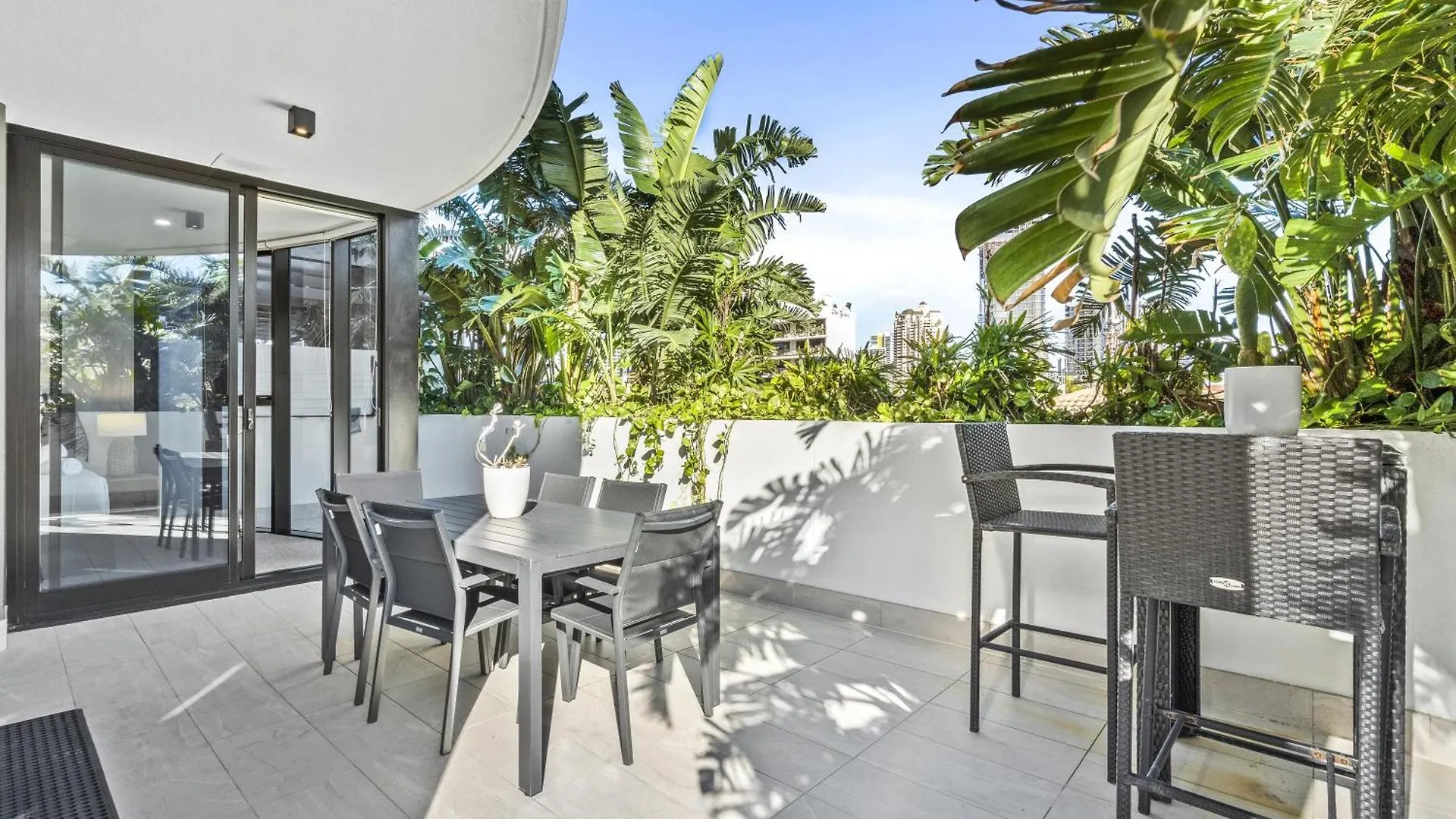 Modern 2-bedroom Private On Floor In Broadbeach * Gold Coast