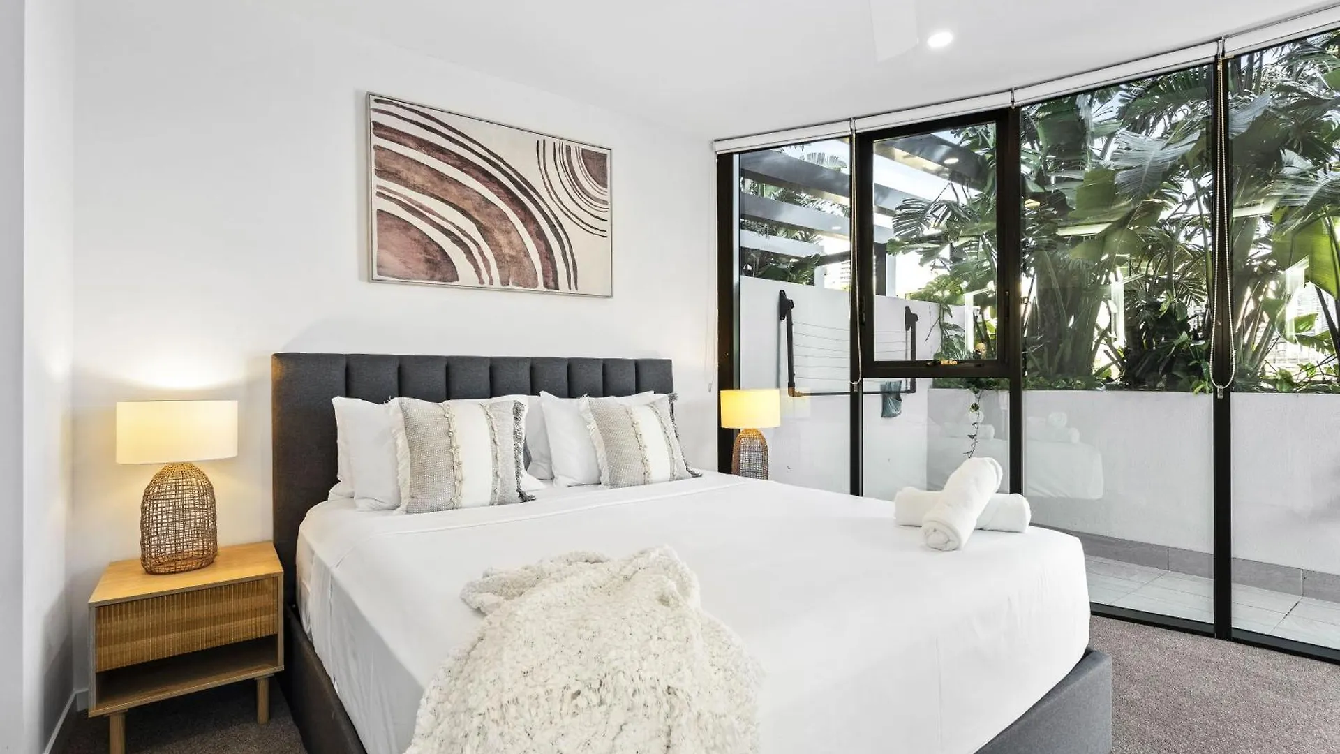 Modern 2-bedroom Private On Floor In Broadbeach