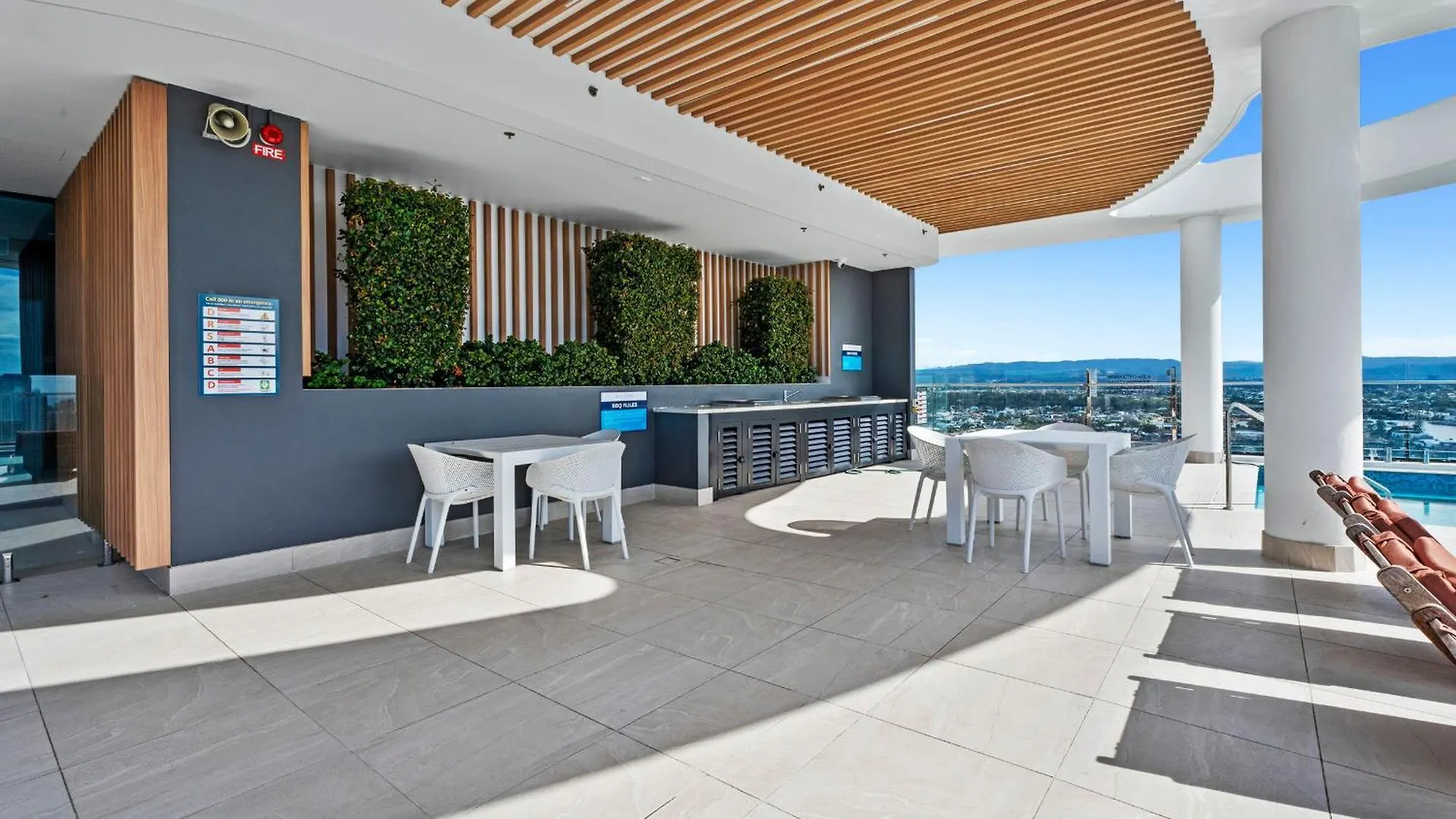 Modern 2-bedroom Private On Floor In Broadbeach Apartment *