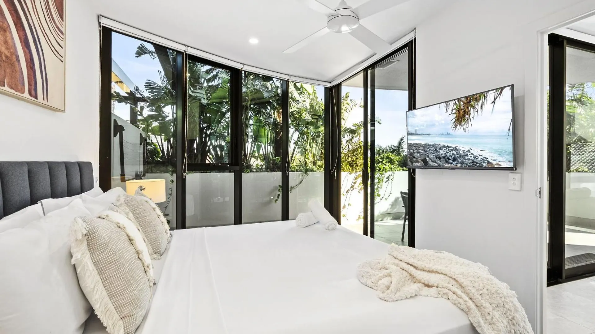 Apartment Modern 2-bedroom Private On Floor In Broadbeach Gold Coast