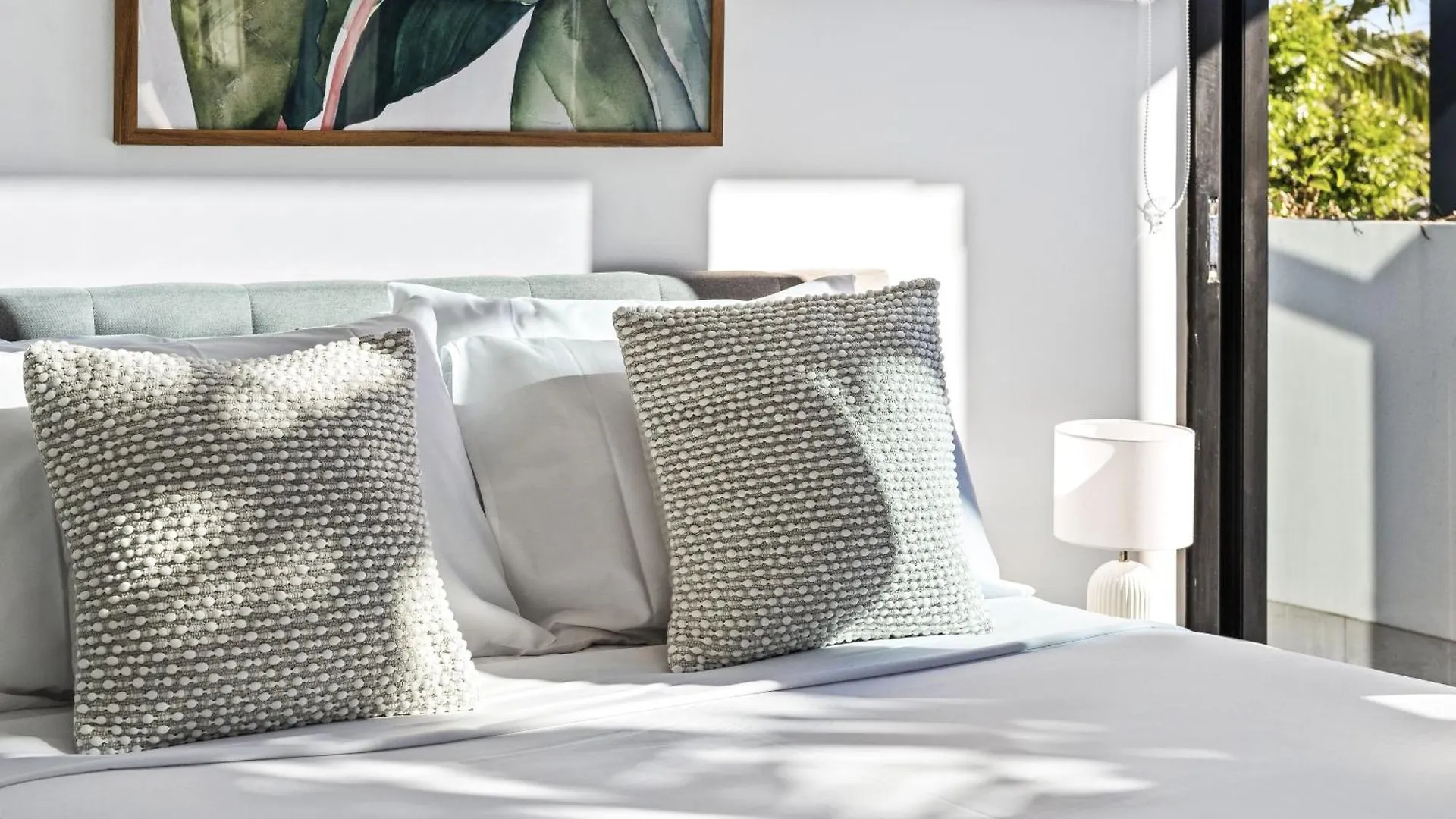 Modern 2-bedroom Private On Floor In Broadbeach