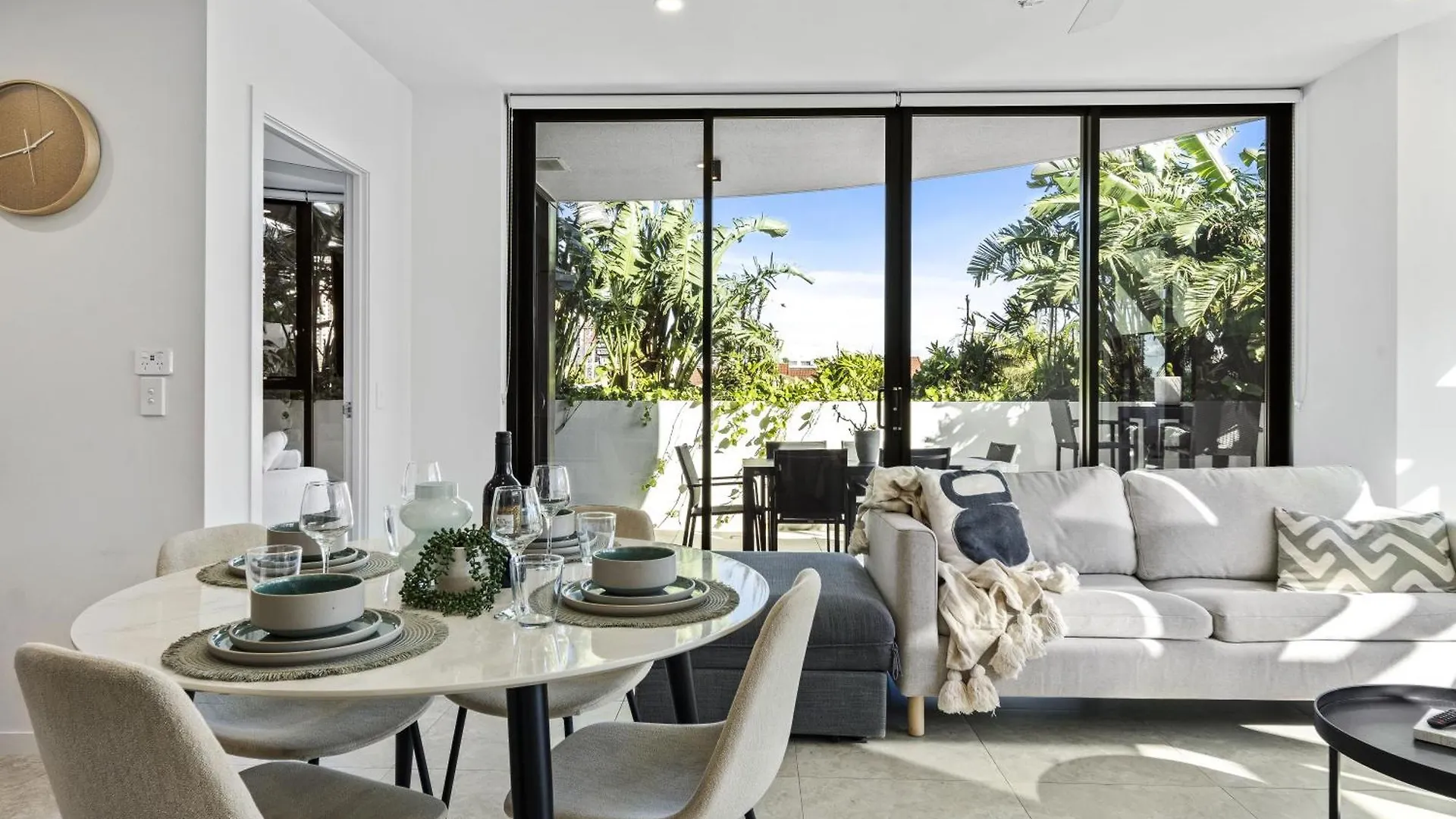 Modern 2-bedroom Private On Floor In Broadbeach Apartment