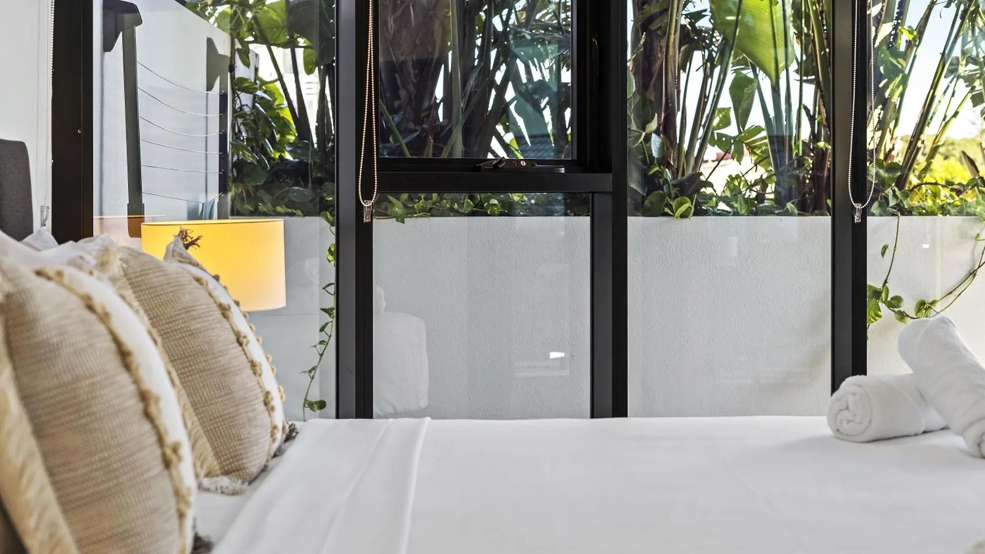 Modern 2-bedroom Private On Floor In Broadbeach Apartment *
