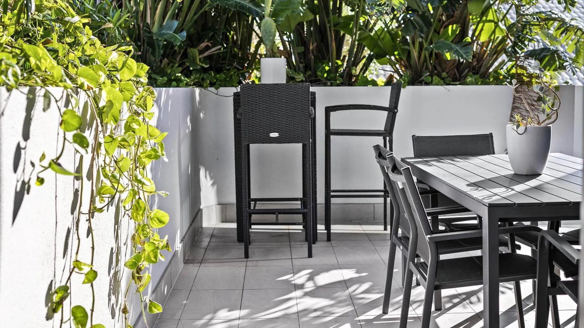 Modern 2-bedroom Private On Floor In Broadbeach Apartment