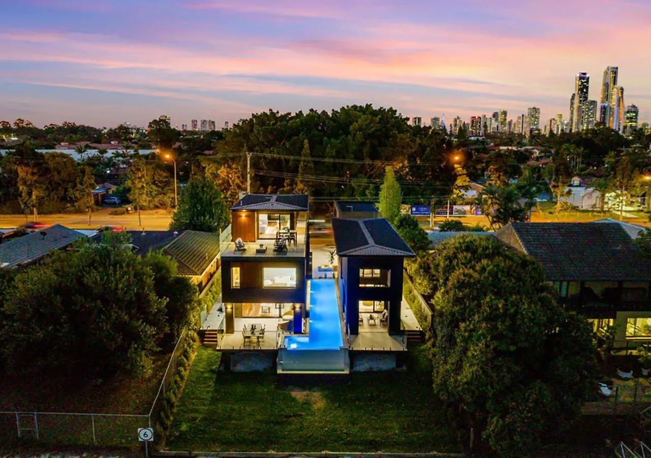 Brand New Modern 8 Bedroom In City Centre - Heated Modern Infinity Pool Gold Coast