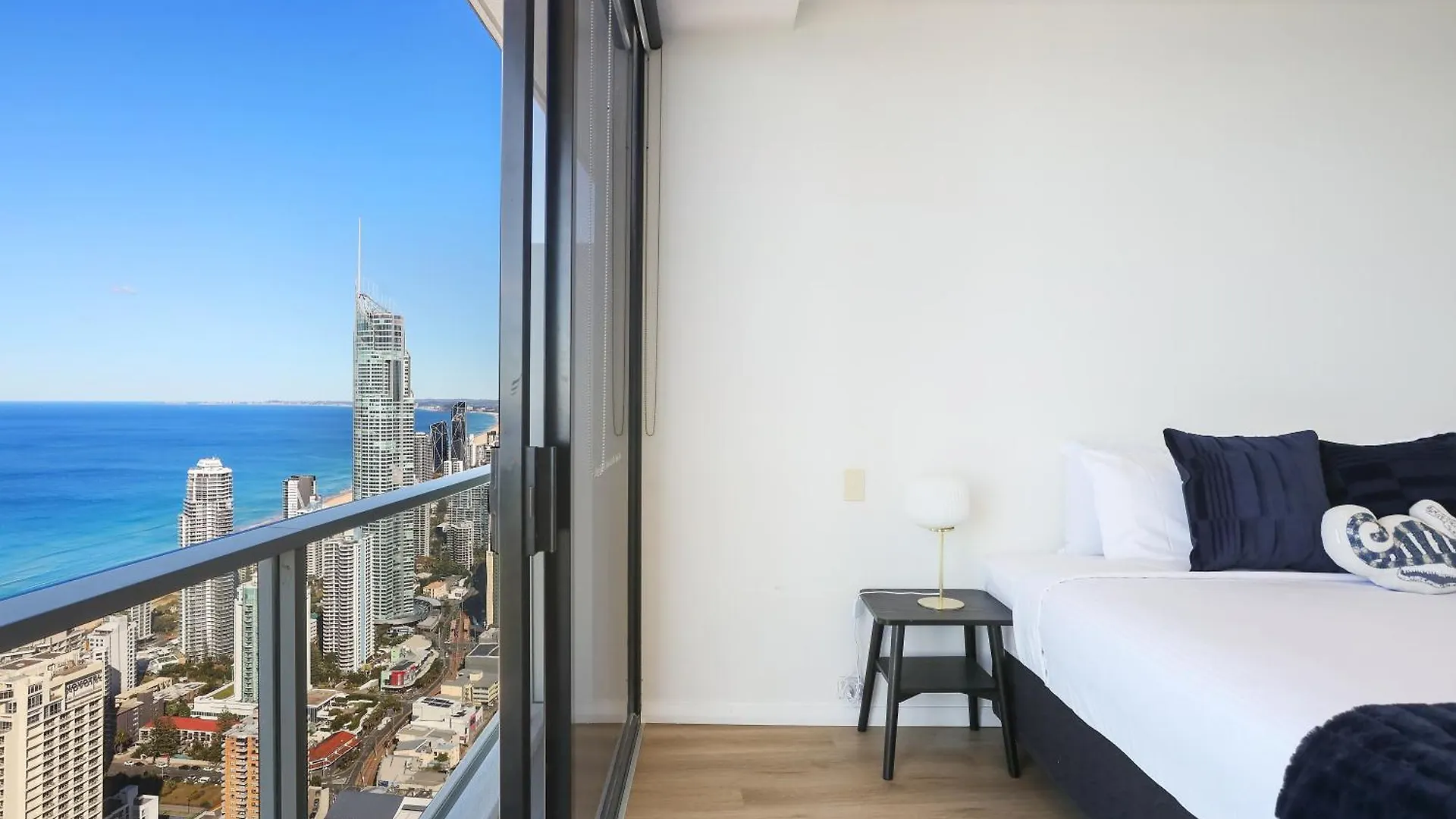 Apartment Circle On Cavill 60fl 3 Brm With Amazing View!