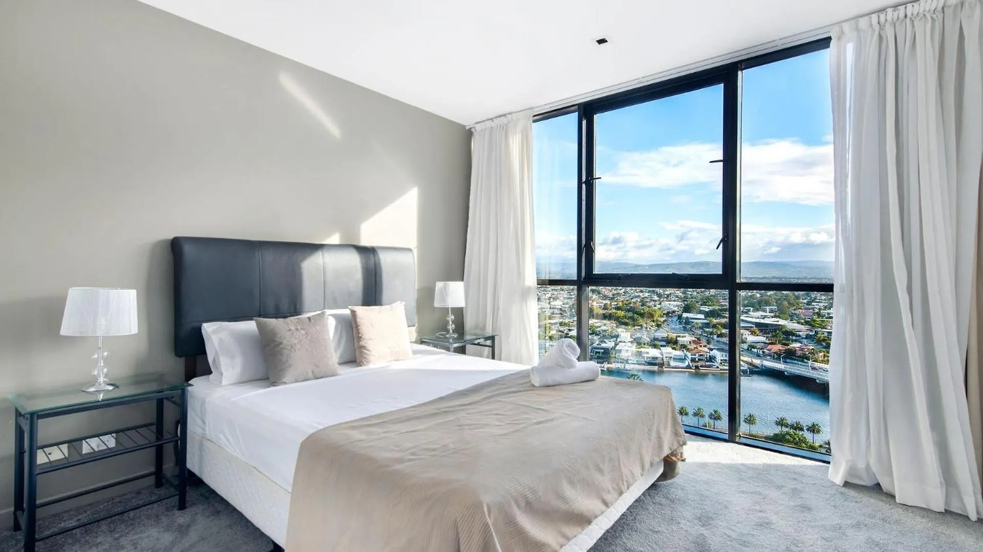 Artique 2 Bedroom Close To The - Coasthm Apartment Gold Coast