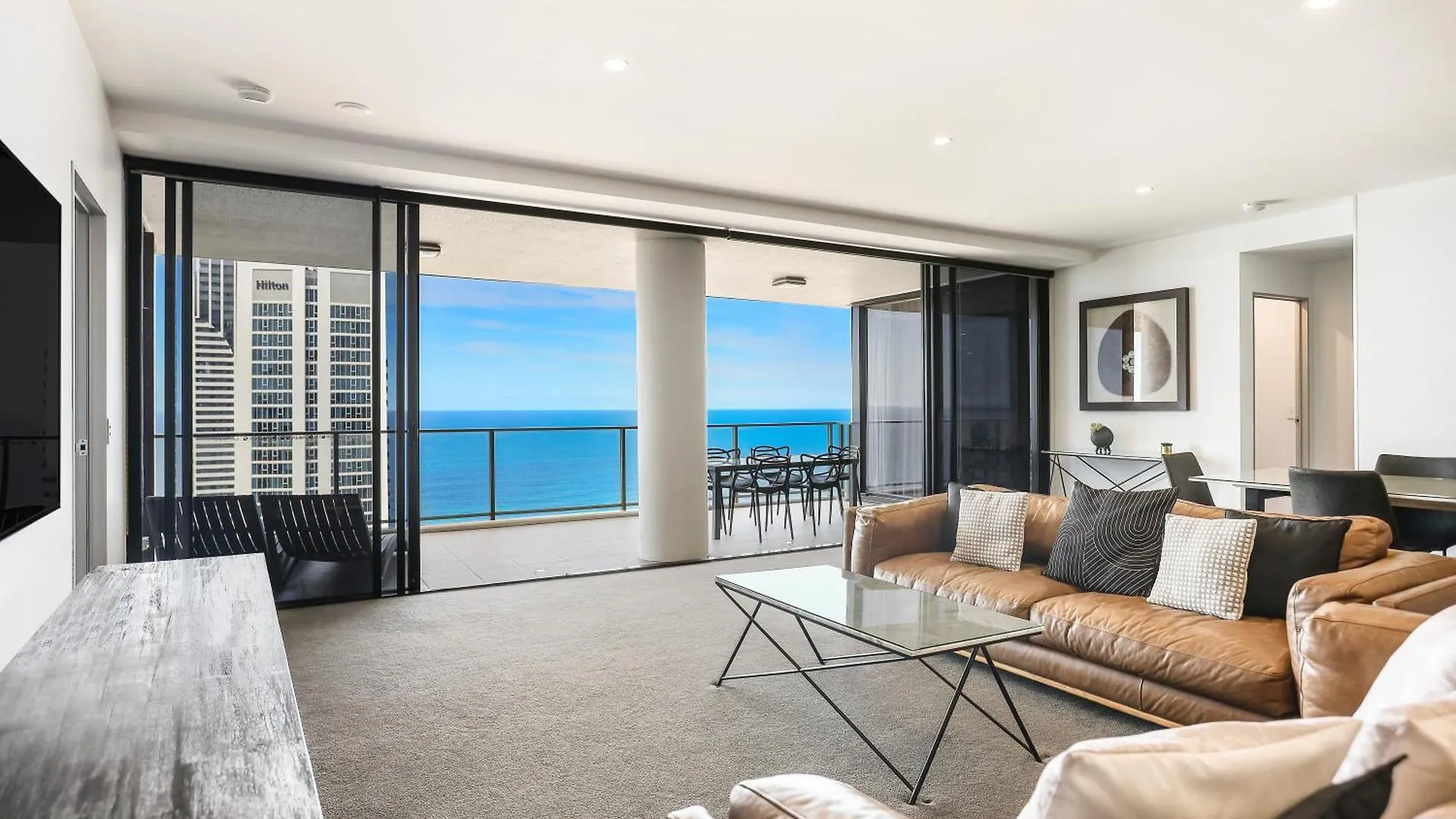Apartment Circle On Cavill 2, 3, 4 & 5 Bedroom Skyhomes & Sub Penthouses By Holidays *