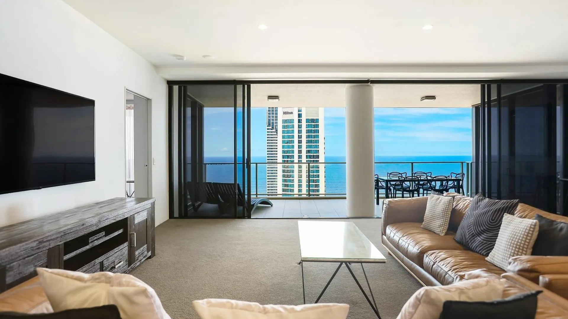 Apartment Circle On Cavill 2, 3, 4 & 5 Bedroom Skyhomes & Sub Penthouses By Holidays Gold Coast