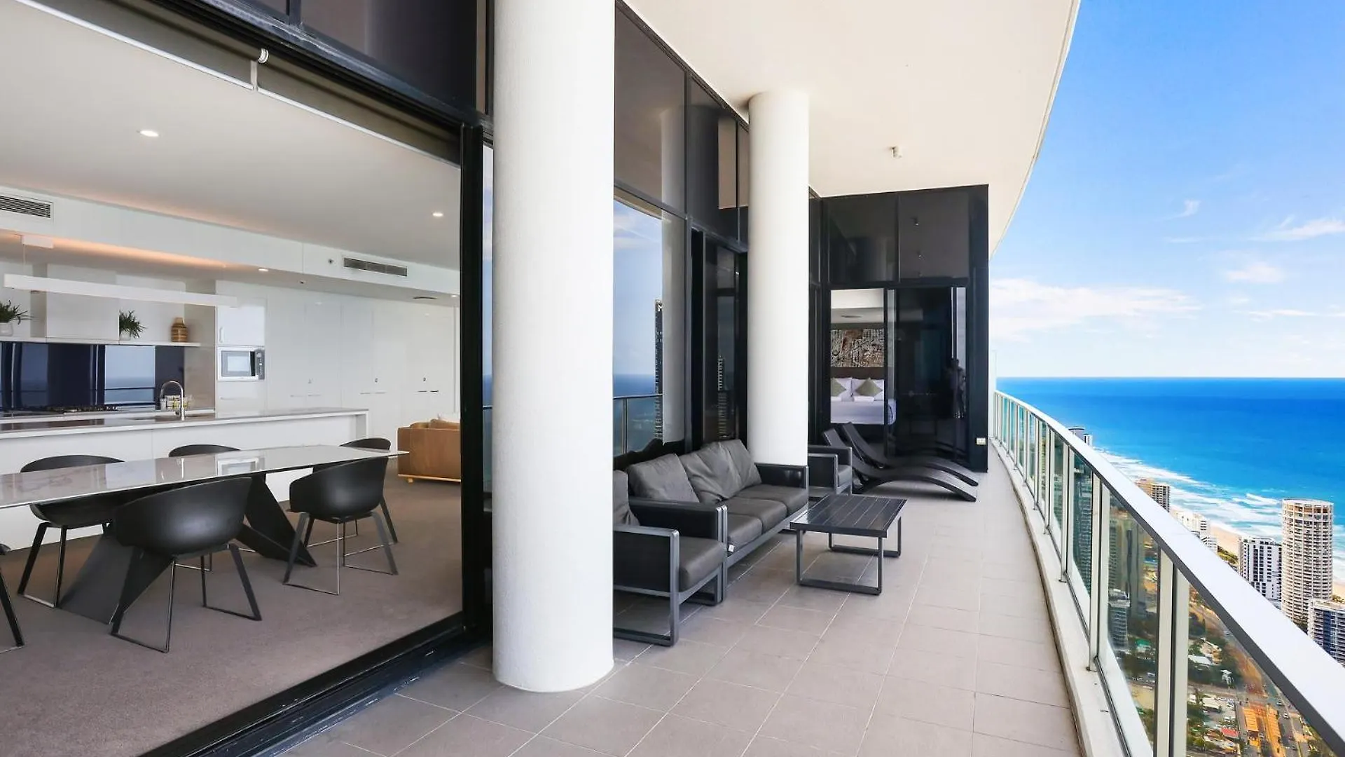 Circle On Cavill 2, 3, 4 & 5 Bedroom Skyhomes & Sub Penthouses By Holidays *