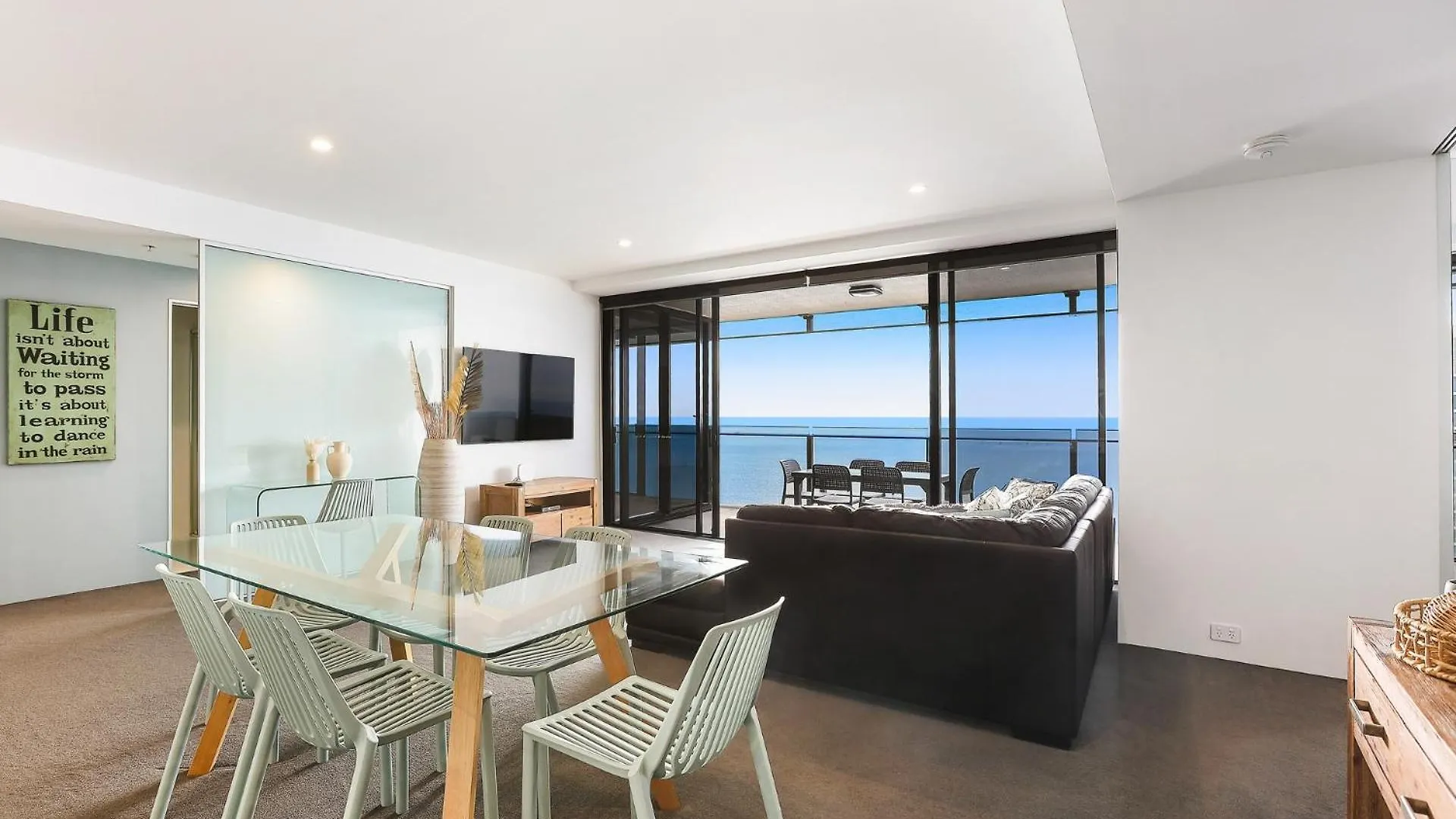 Apartment Circle On Cavill 2, 3, 4 & 5 Bedroom Skyhomes & Sub Penthouses By Holidays
