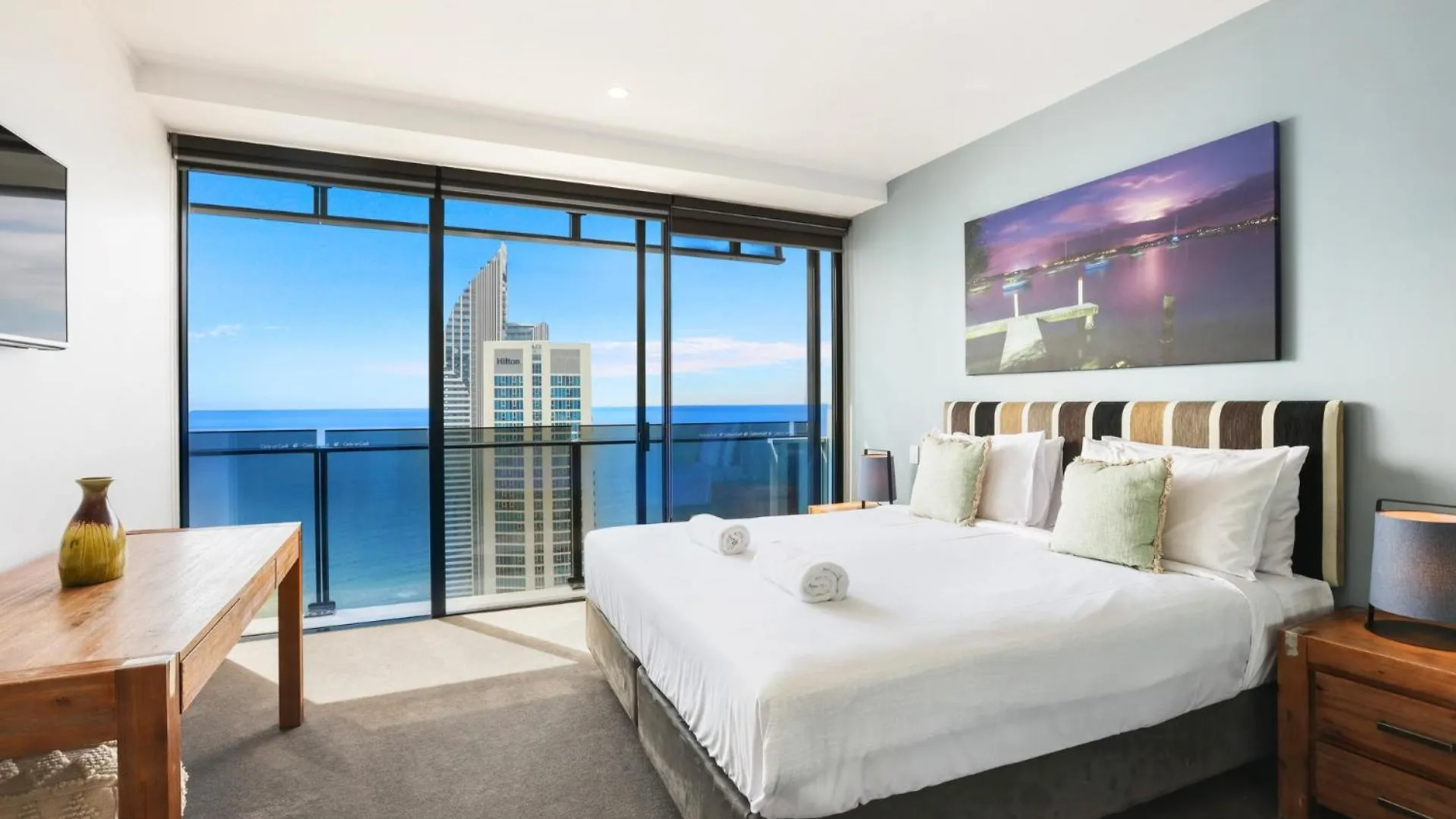 Circle On Cavill 2, 3, 4 & 5 Bedroom Skyhomes & Sub Penthouses By Holidays *