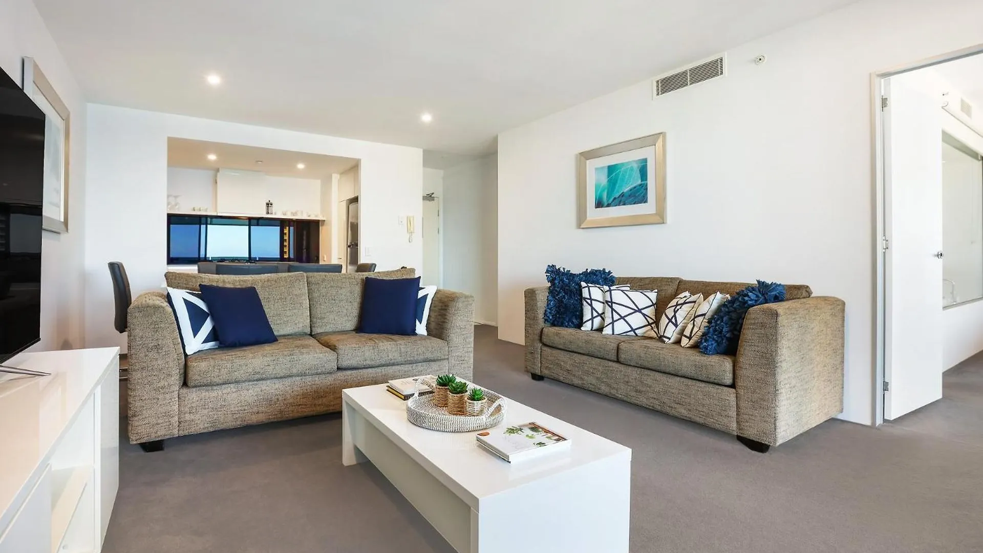 Apartment Circle On Cavill 2, 3, 4 & 5 Bedroom Skyhomes & Sub Penthouses By Holidays *