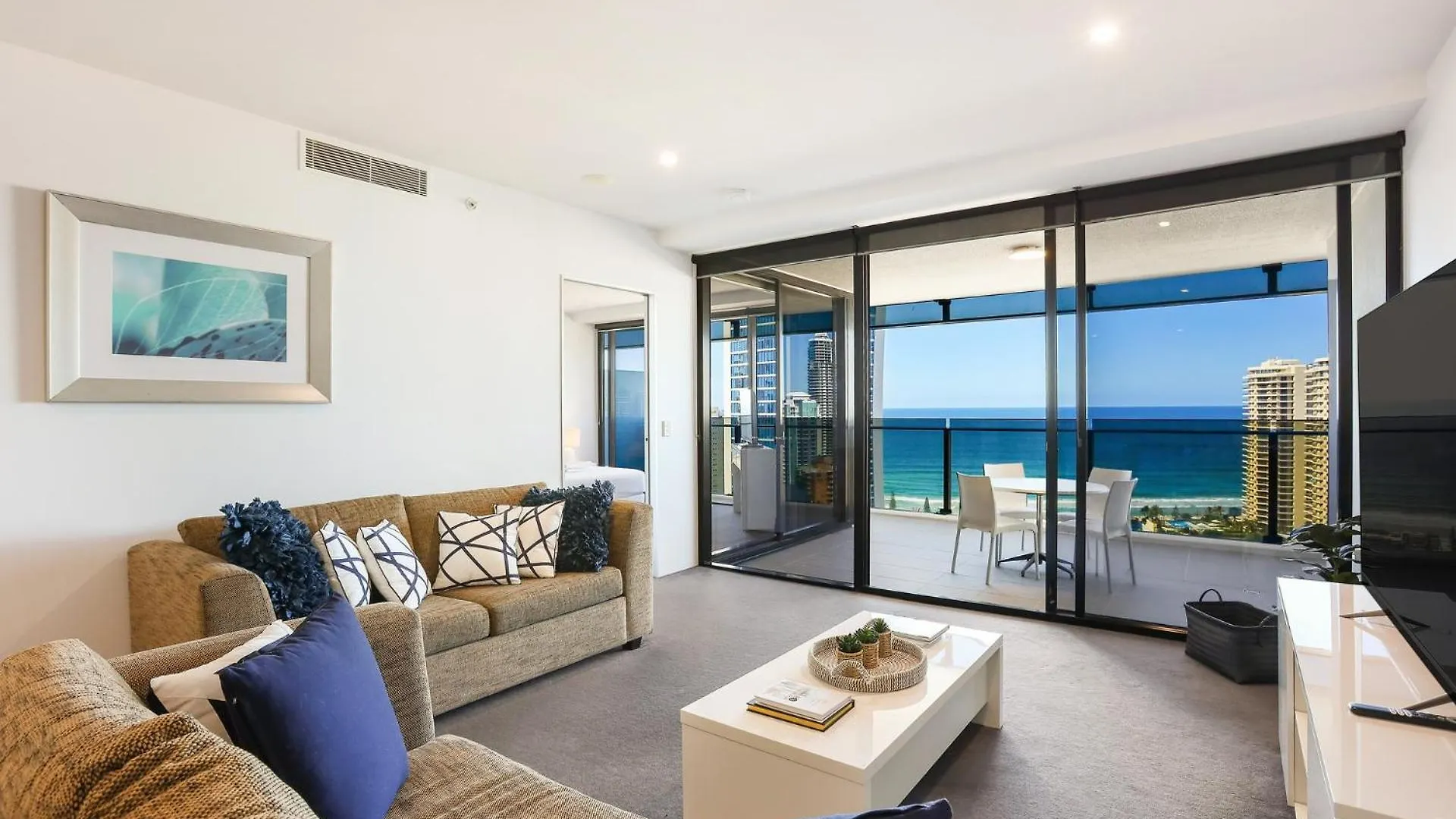 Circle On Cavill 2, 3, 4 & 5 Bedroom Skyhomes & Sub Penthouses By Holidays *