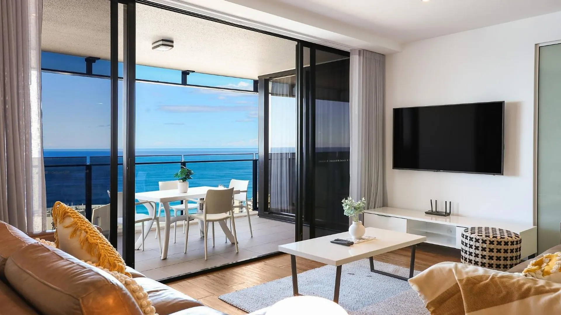 Apartment Circle On Cavill 2, 3, 4 & 5 Bedroom Skyhomes & Sub Penthouses By Holidays *