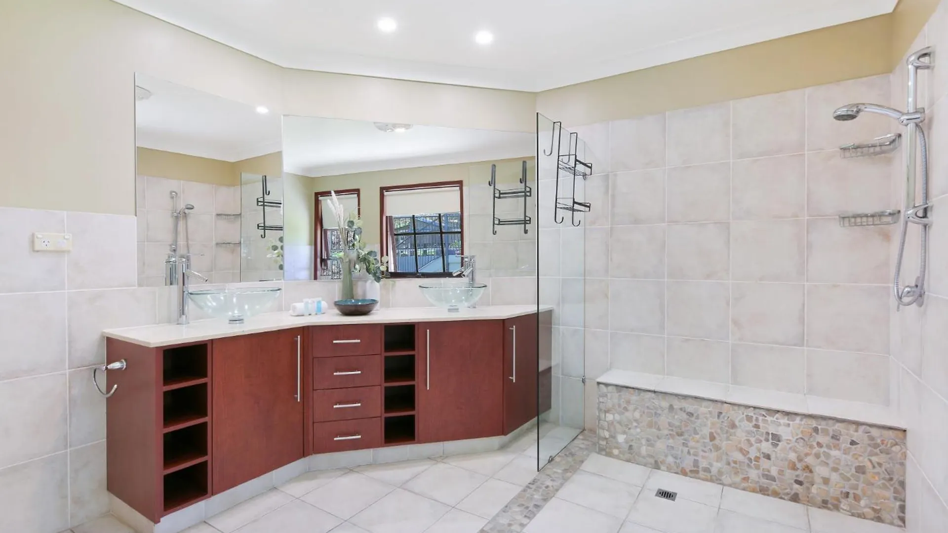 Spacious 4-bed Hinterland Luxury Escape With Pool * Gold Coast