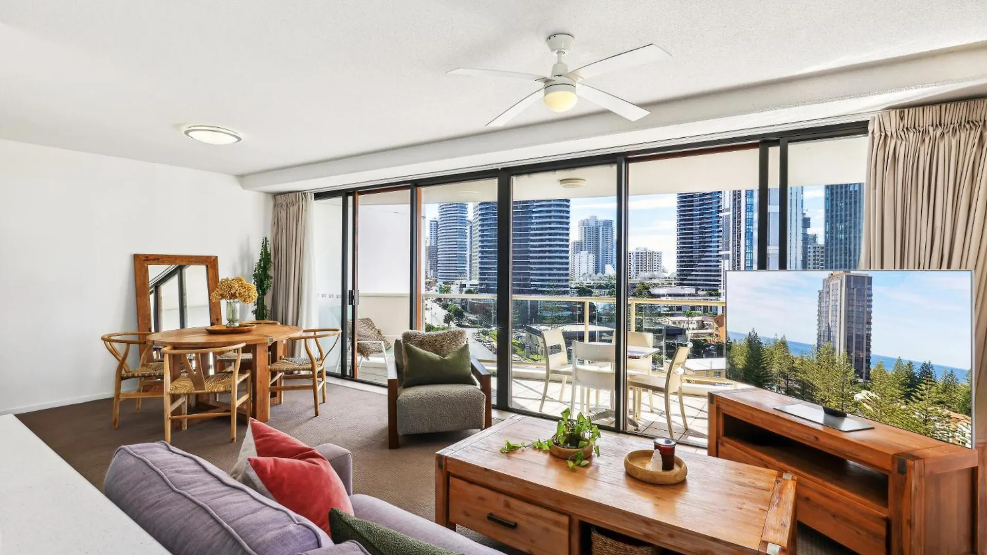 Spacious 1-bed With Pool & Sauna In Broadbeach Apartment