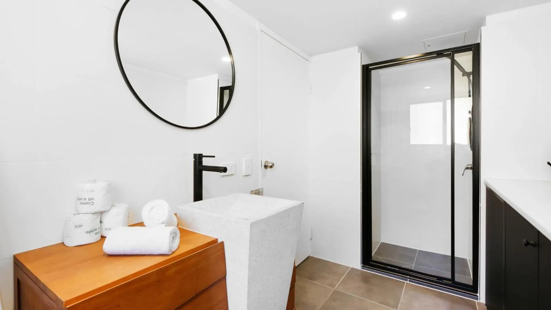 Apartment 2-bed With Alfresco Dining, 200m To The *