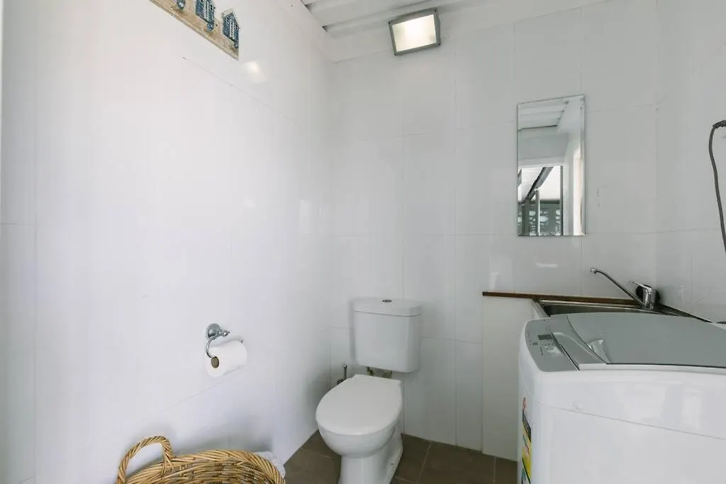 Miami's Family Getaway Sleeps 10, Pool, Patio, Walk To North Burleigh & Shops Apartment