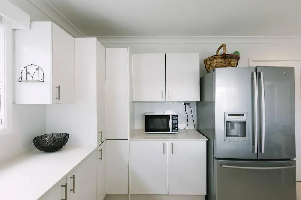 Miami's Family Getaway Sleeps 10, Pool, Patio, Walk To North Burleigh & Shops