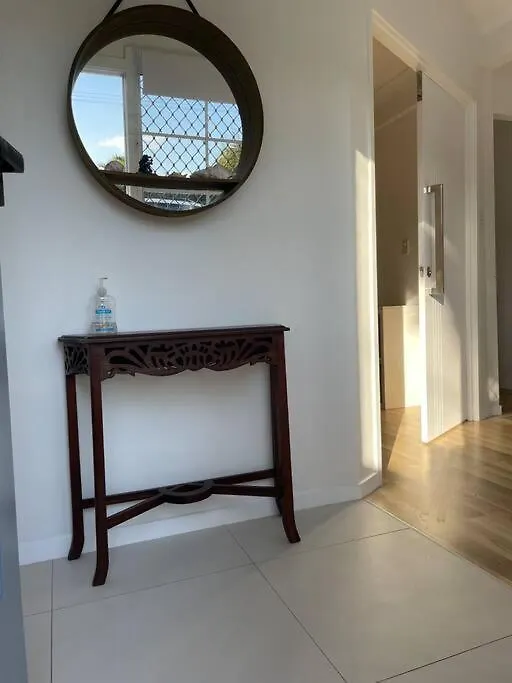 Apartment Miami's Family Getaway Sleeps 10, Pool, Patio, Walk To North Burleigh & Shops