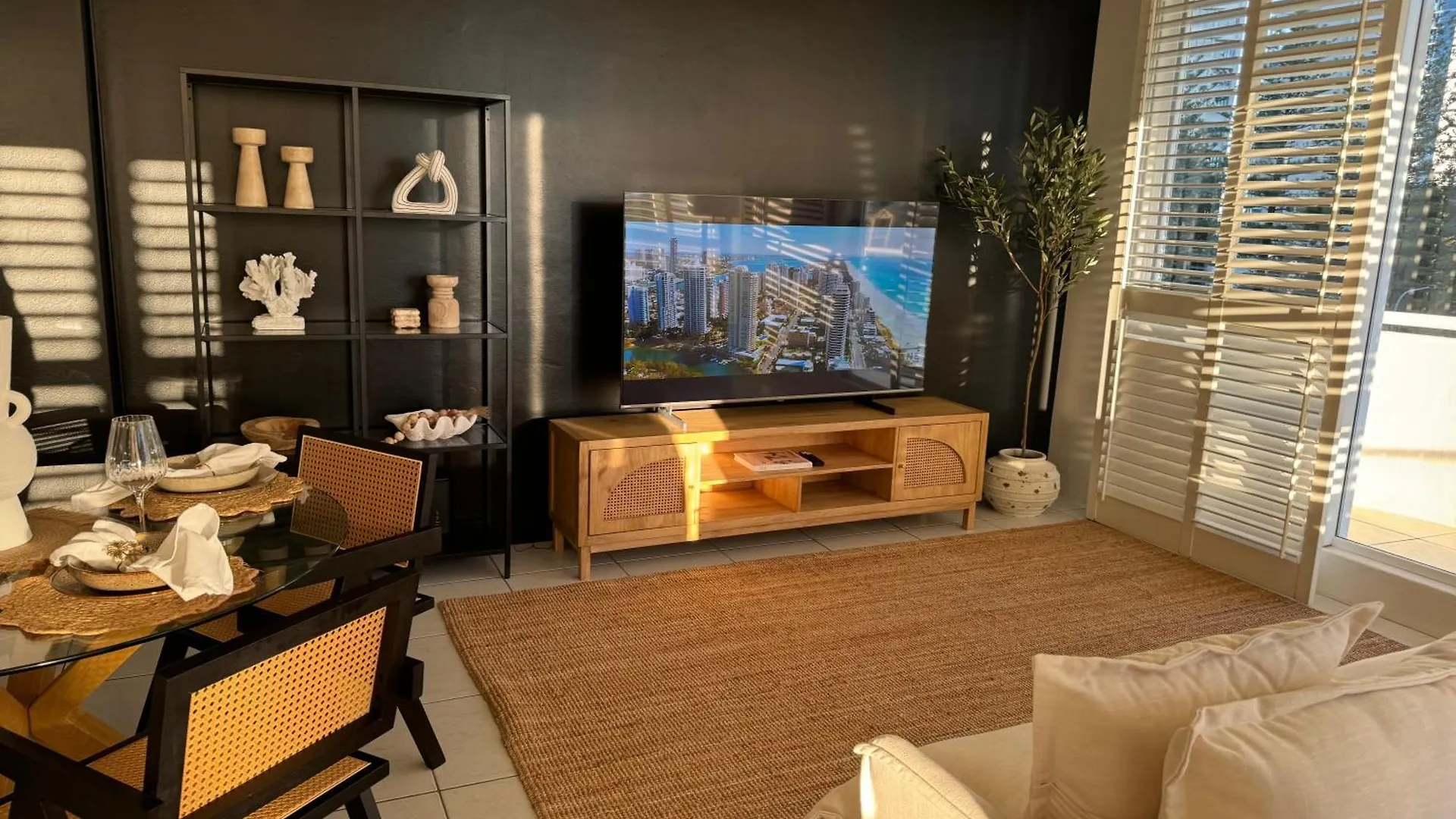 Surfers Paradise - Beachfront * Gold Coast