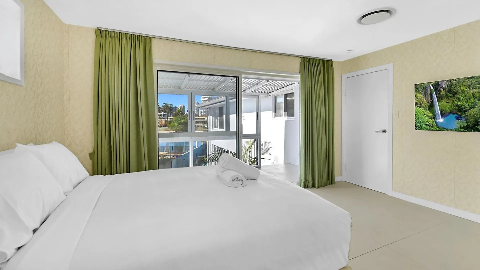 Riverside 4 Bedroom House Unit In Surfers Paradise *