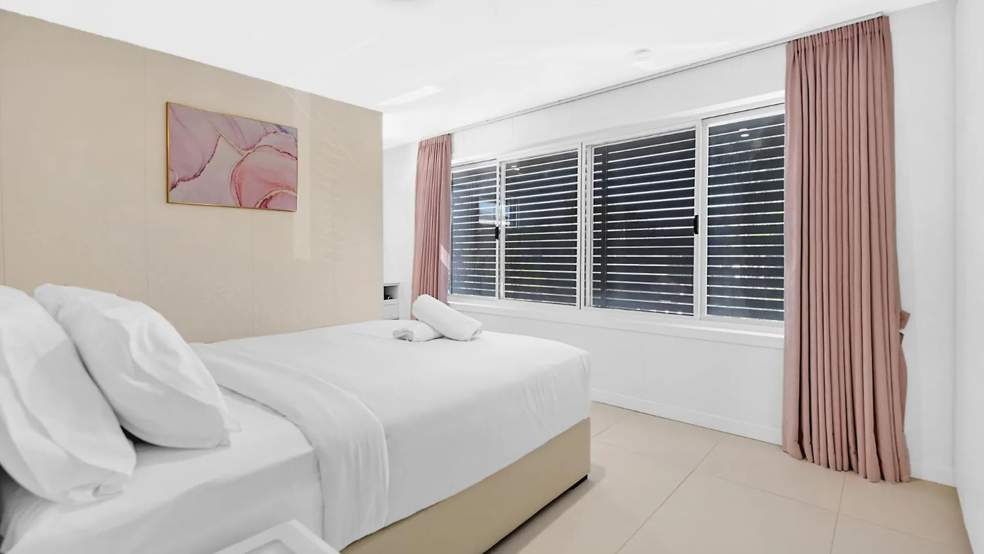 Riverside 4 Bedroom House Unit In Surfers Paradise