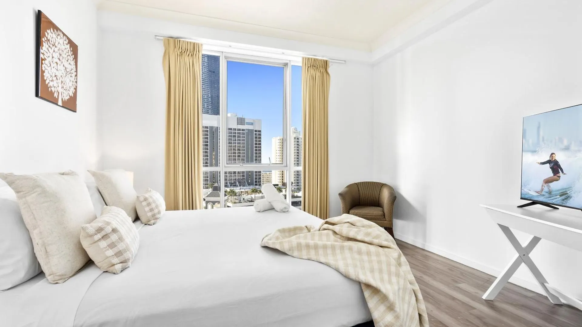 Apartment Chevron Renaissance Surfers Paradise Mid Week Madness Deal - Q *