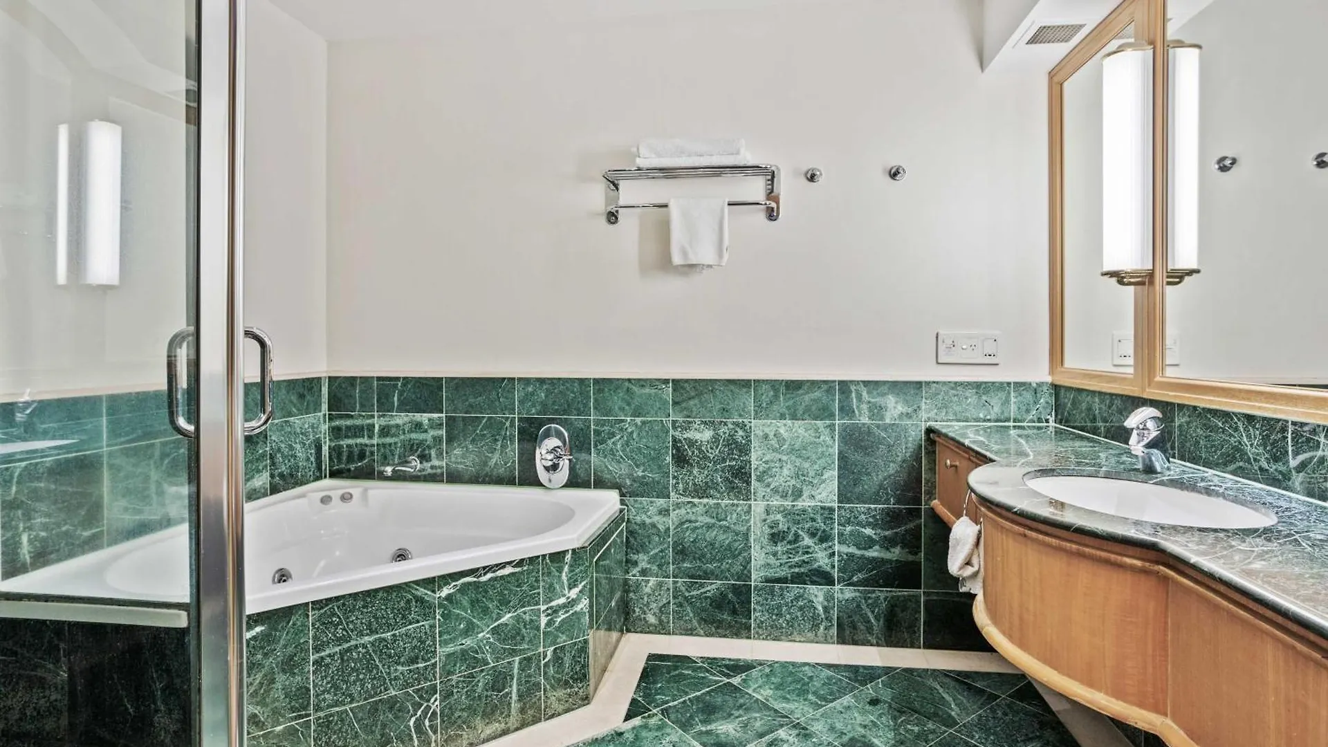 Apartment Surfers Paradise Studio, Short Walk To *