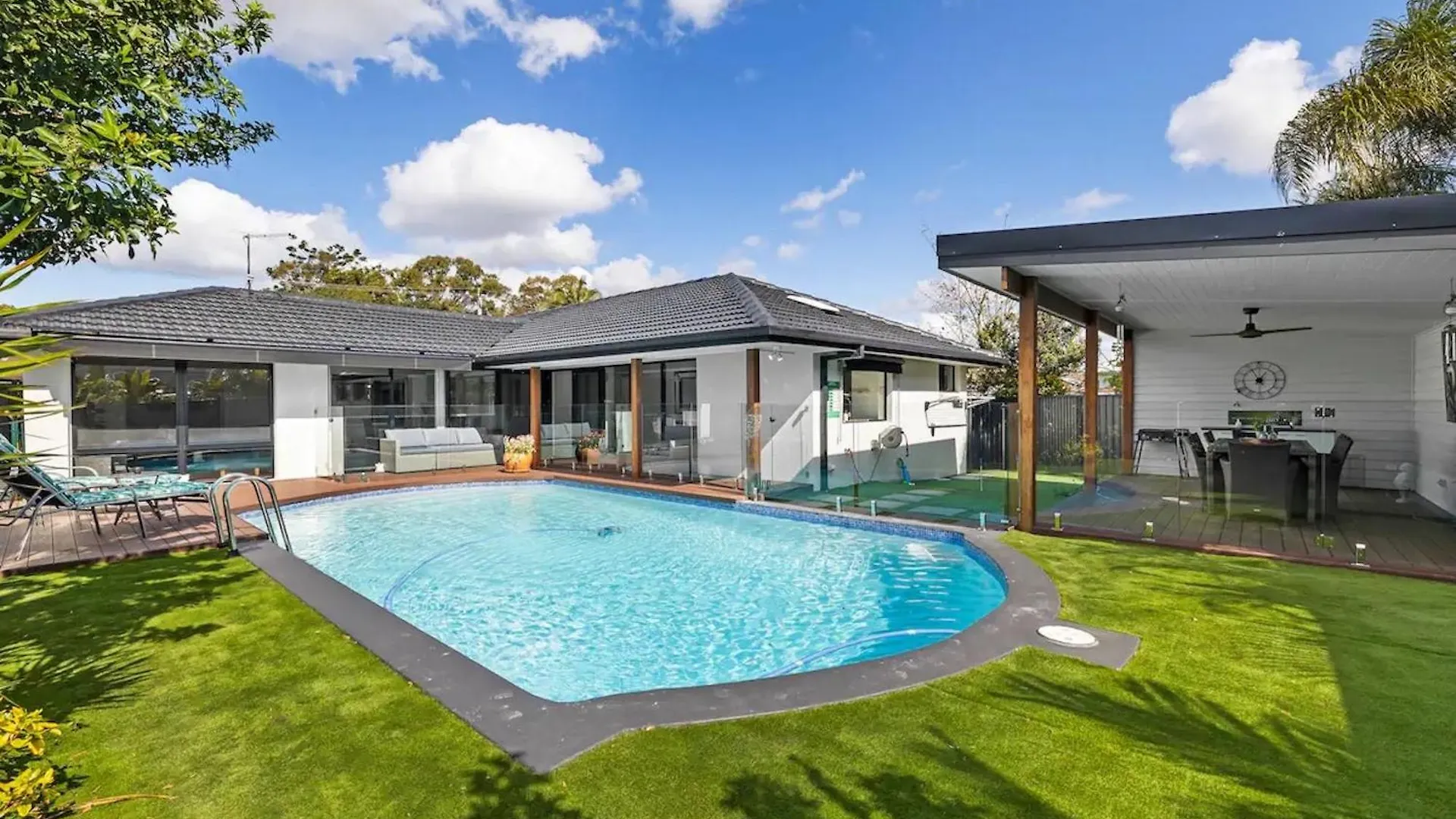With Pool And Mini Golf! Holiday home