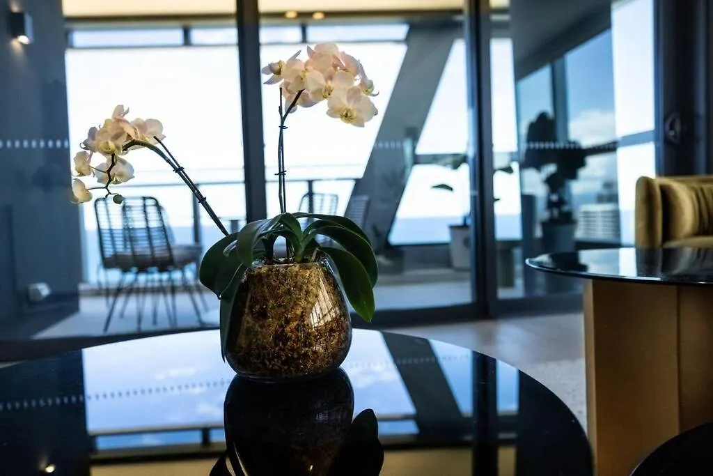 Beachfront Luxury Apartment *